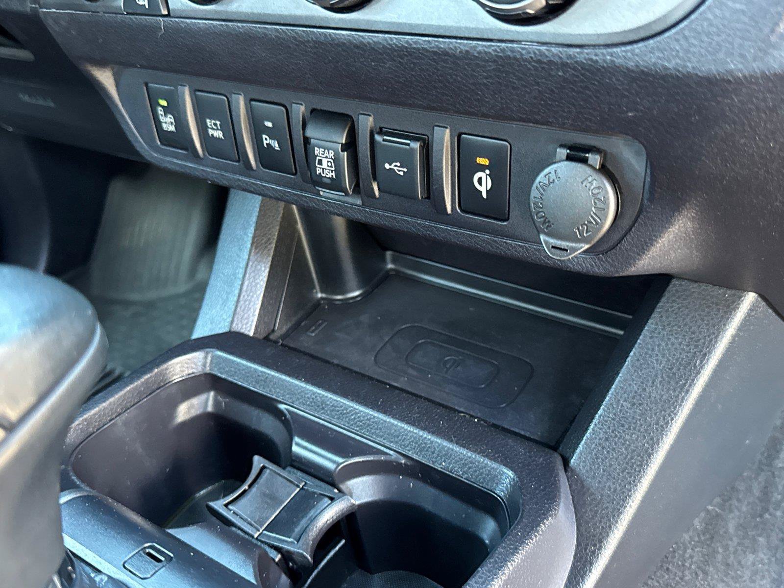 Used 2020 Toyota Tacoma TRD Off-Road w/ Technology Package AWD/4WD image 18