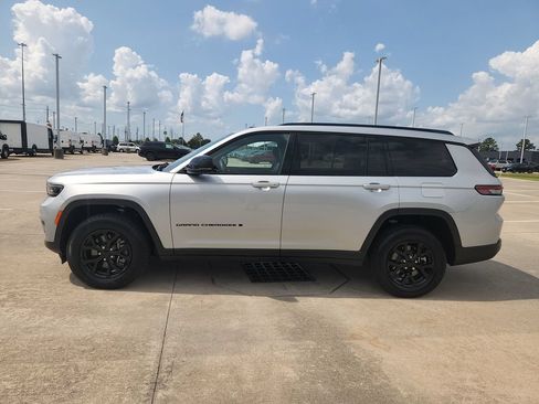 Used 2024 Jeep Grand Cherokee L Altitude RWD image 8