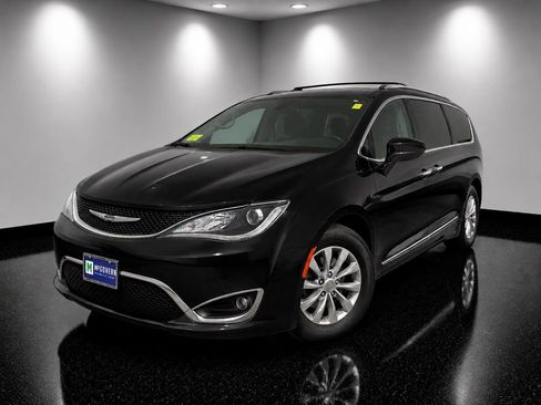 Used 2018 Chrysler Pacifica Touring-L FWD image 1