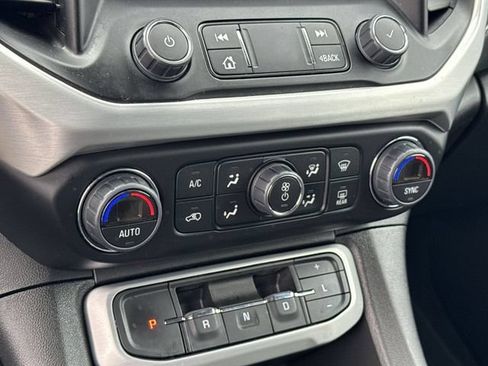 Used 2023 GMC Acadia SLT FWD image 20