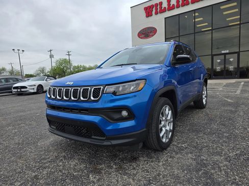 Used 2023 Jeep Compass Latitude image 3