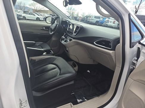 Used 2024 Chrysler Pacifica Touring-L image 27