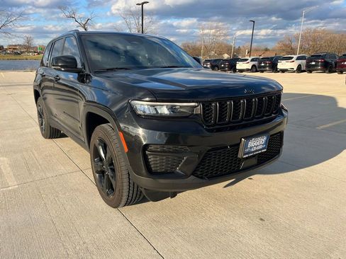 Used 2023 Jeep Grand Cherokee Altitude image 2