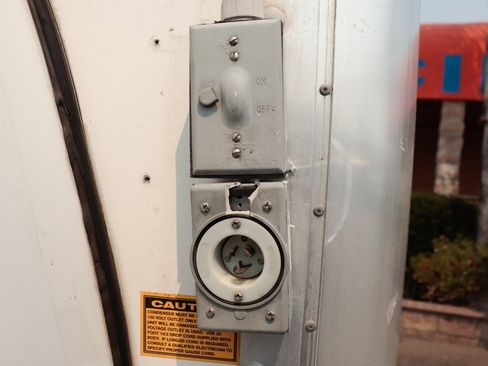 Used 2015 Chevrolet Express 4500 image 17