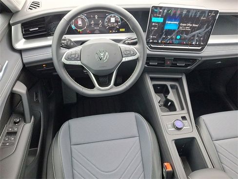 New 2026 Volkswagen Tiguan SE image 2