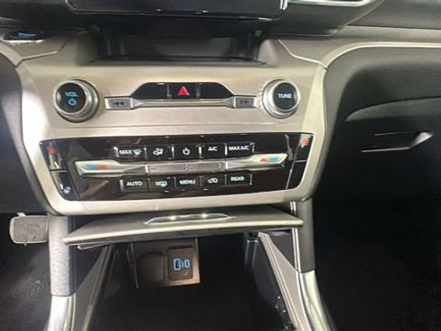 Used 2022 Ford Explorer XLT AWD/4WD image 22