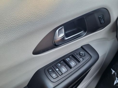 Used 2023 Chrysler Pacifica Touring-L FWD image 23
