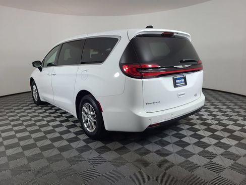 Used 2025 Chrysler Pacifica Select FWD image 5