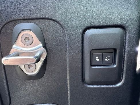 Used 2024 Land Rover Defender 110 X-Dynamic SE image 34