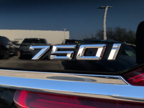 Used 2019 BMW 750i w/ M Sport Package image 11