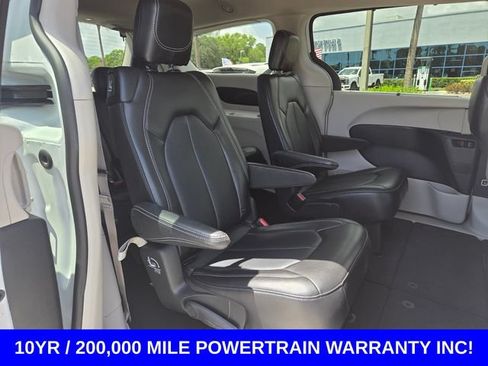 Used 2024 Chrysler Pacifica Touring-L FWD image 17