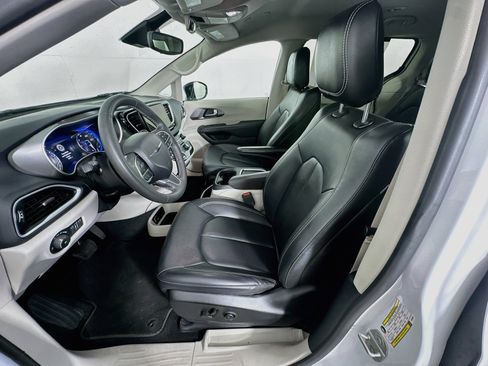 Used 2024 Chrysler Pacifica Touring-L FWD image 13