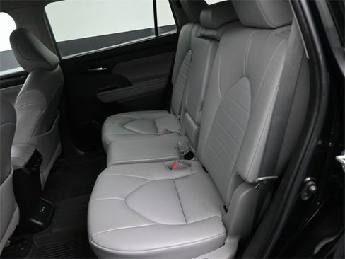 Used 2022 Toyota Highlander XLE image 24