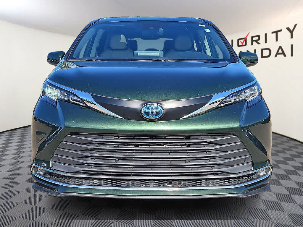 Used 2021 Toyota Sienna XLE FWD image 2