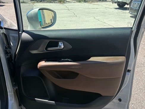 Used 2017 Chrysler Pacifica Limited FWD image 18