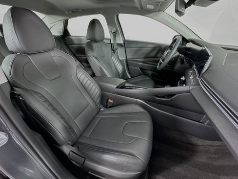 Used 2023 Hyundai Elantra Limited w/ Preferred Accessory Package FWD image 29