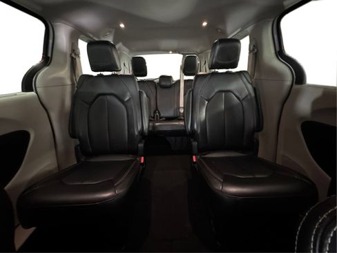 Used 2023 Chrysler Pacifica Touring-L FWD image 14