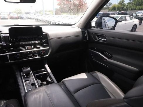 Certified 2025 Nissan Pathfinder SL w/ SL Premium Package FWD image 27