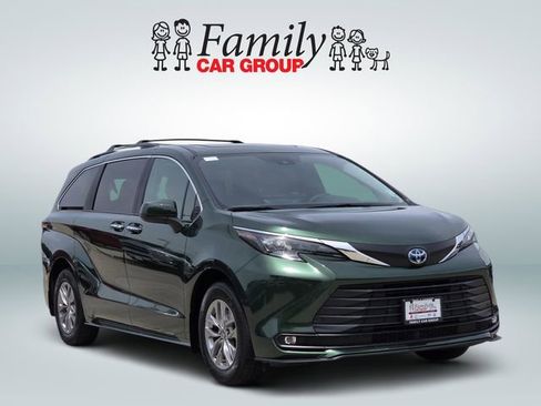 Used 2025 Toyota Sienna XLE FWD image 2