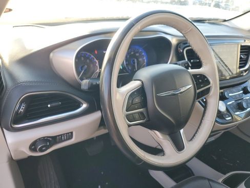 Used 2019 Chrysler Pacifica Limited image 11