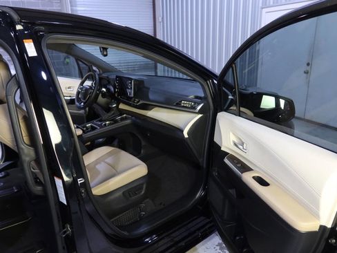 Used 2024 Toyota Sienna XLE image 12