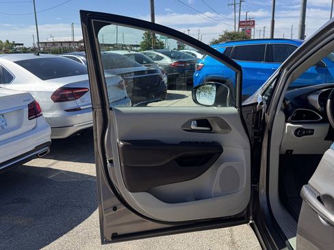 Used 2017 Chrysler Pacifica LX FWD image 14