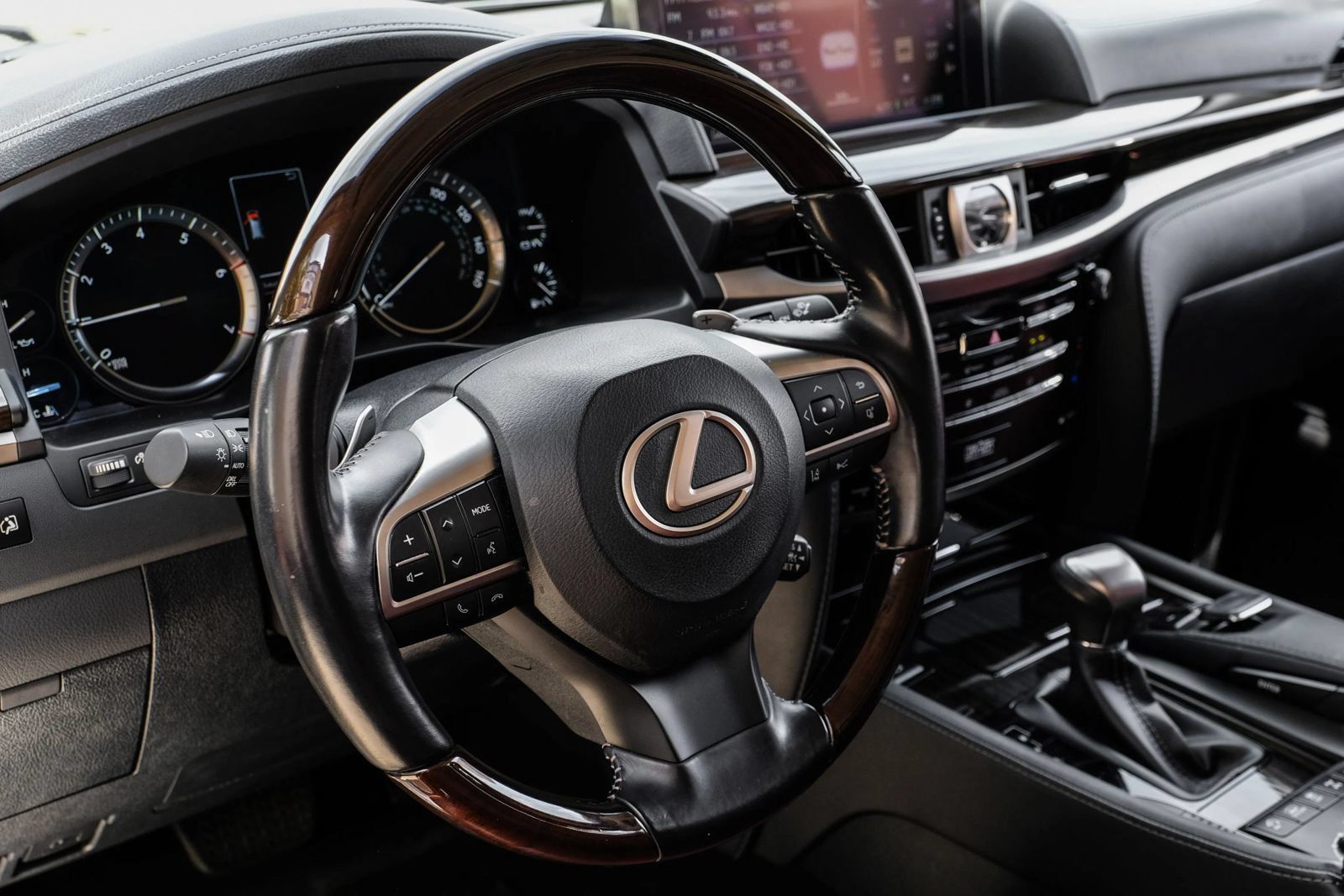Used 2021 Lexus LX 570 4WD w/ Luxury Package image 16