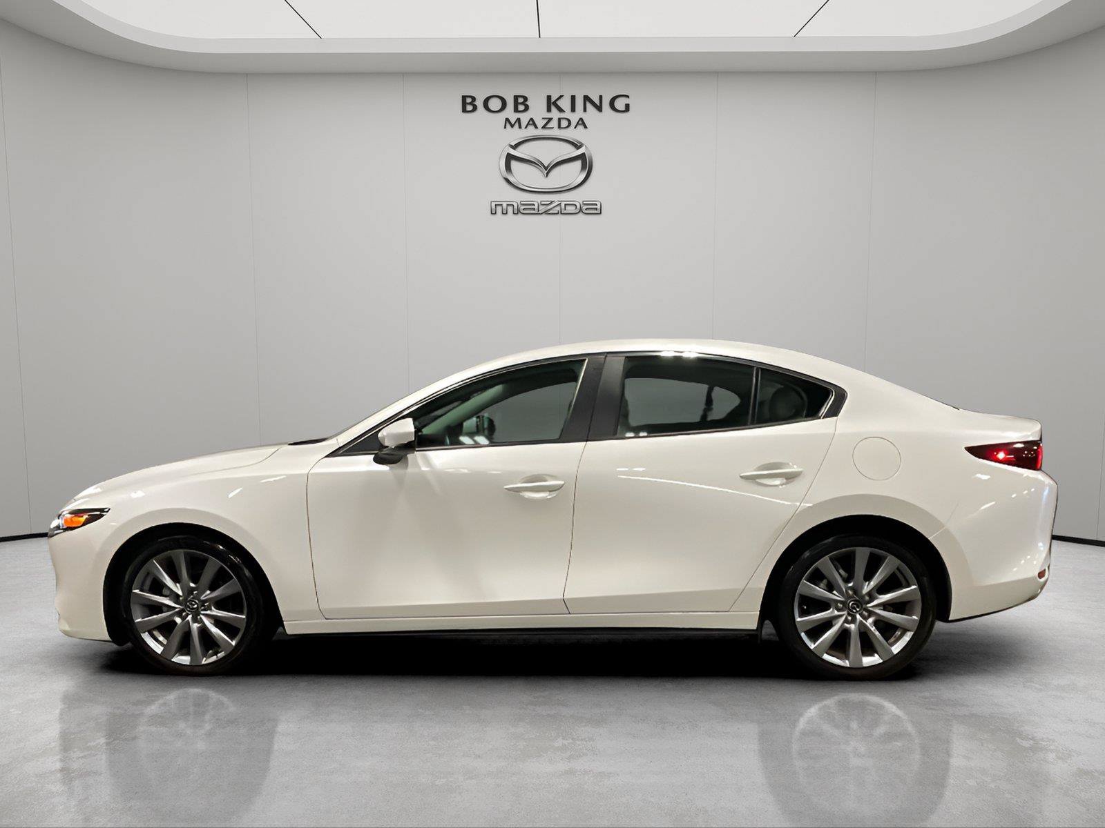 Used 2022 MAZDA MAZDA3 s FWD image 2