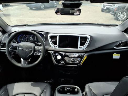 New 2026 Chrysler Voyager LX image 9