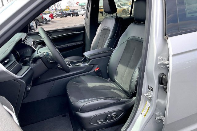 New 2026 Jeep Grand Cherokee Altitude AWD/4WD image 9