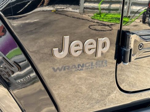 Used 2022 Jeep Wrangler Unlimited Rubicon w/ Xtreme Recon 35" Tire Package AWD/4WD image 13