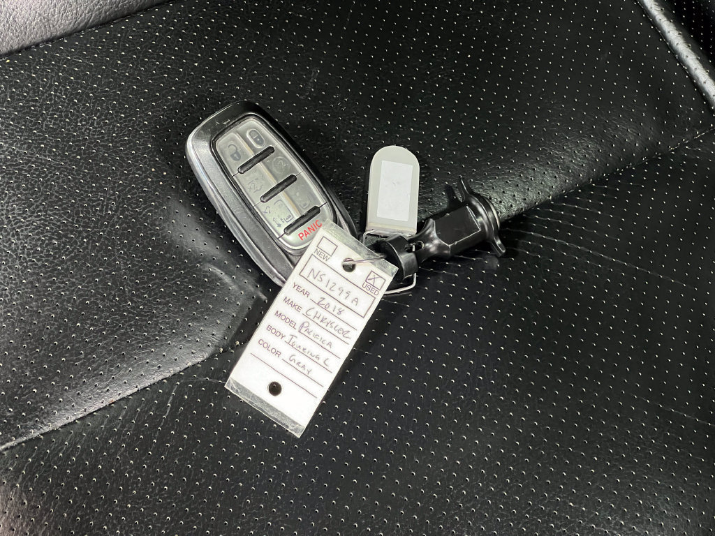 Used 2018 Chrysler Pacifica Touring-L FWD image 39