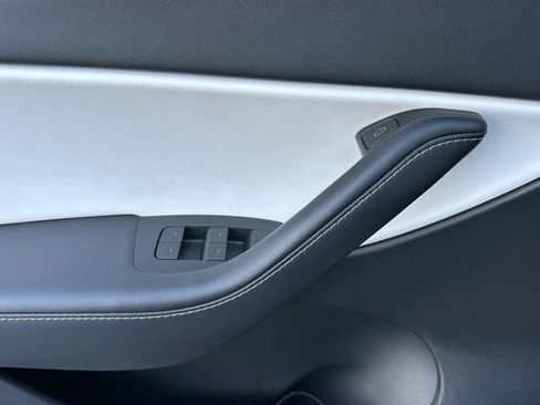 Used 2021 Tesla Model Y Long Range image 12