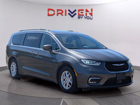 Used 2022 Chrysler Pacifica Touring-L image 7