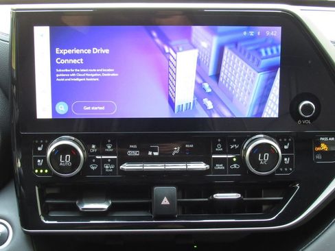 Used 2024 Toyota Highlander Limited AWD/4WD image 30