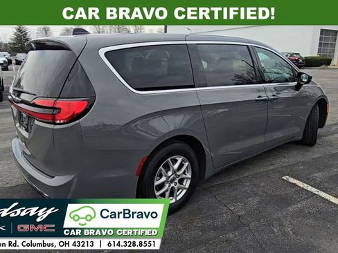 Used 2025 Chrysler Pacifica Select FWD image 9