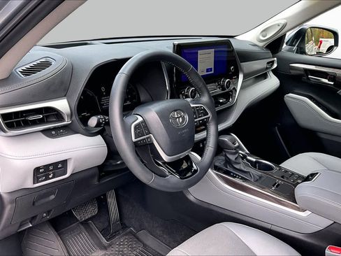 Certified 2024 Toyota Highlander Platinum AWD/4WD image 16