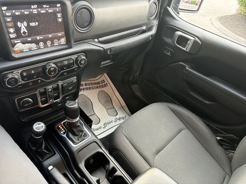 Used 2023 Jeep Gladiator Sport AWD/4WD image 22