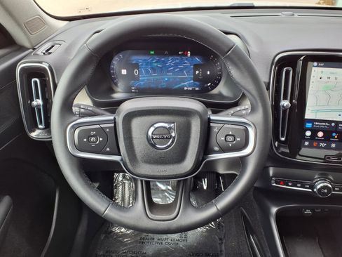 Used 2025 Volvo XC40 B5 Plus image 13