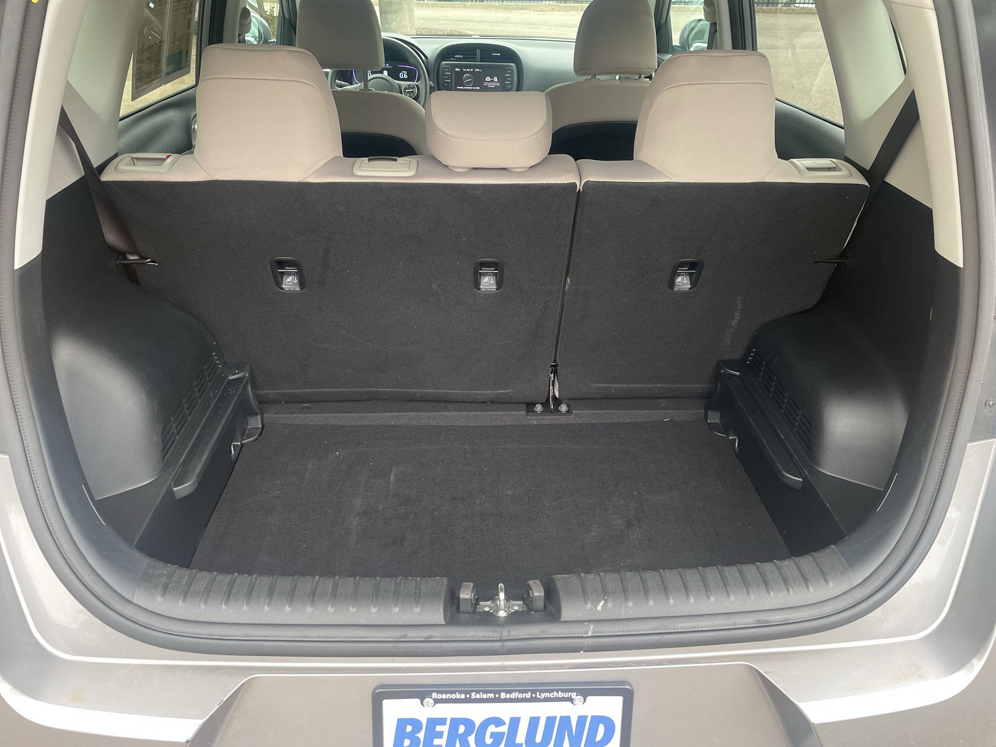 Used 2025 Kia Soul LX w/ LX Technology Package FWD image 9