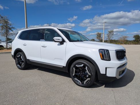 New 2025 Kia Telluride EX w/ EX Captain's Chair Package image 2