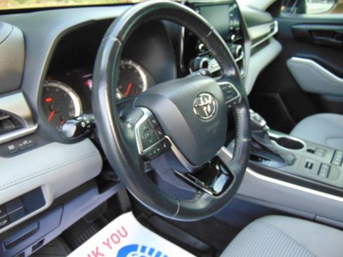 Used 2021 Toyota Highlander LE AWD/4WD image 13