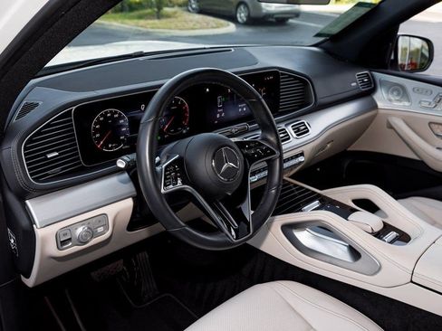 Used 2025 Mercedes-Benz GLS 450 4MATIC image 18