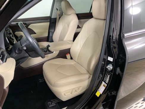 Used 2022 Toyota Highlander Limited image 32