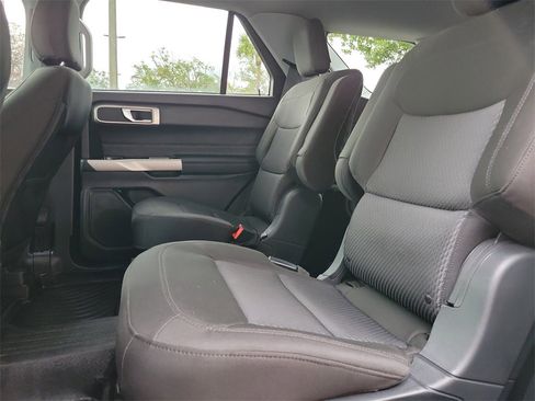 Used 2023 Ford Explorer XLT image 9