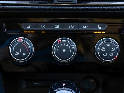 Used 2023 Volkswagen Taos SE w/ Panoramic Sunroof Package image 22