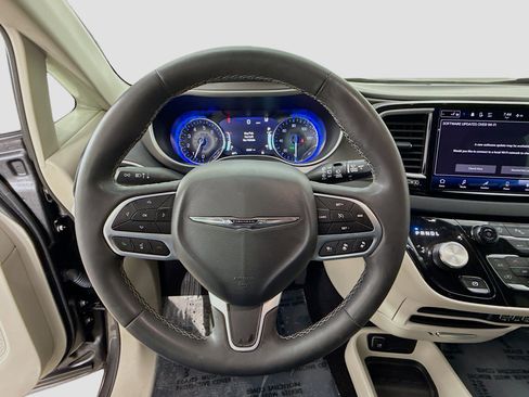 Used 2023 Chrysler Pacifica Touring-L image 11