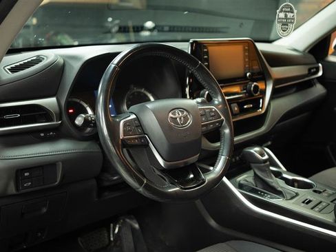 Used 2021 Toyota Highlander LE AWD/4WD image 10