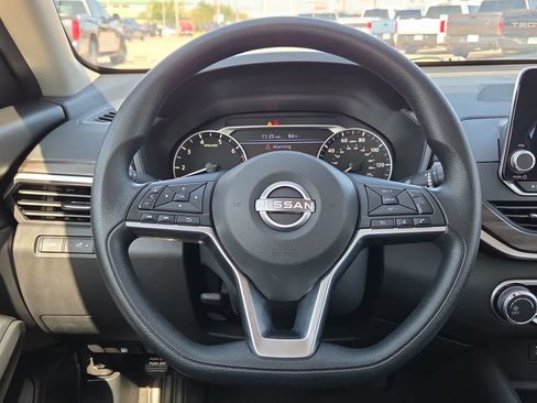 Used 2025 Nissan Altima 2.5 SV FWD image 19