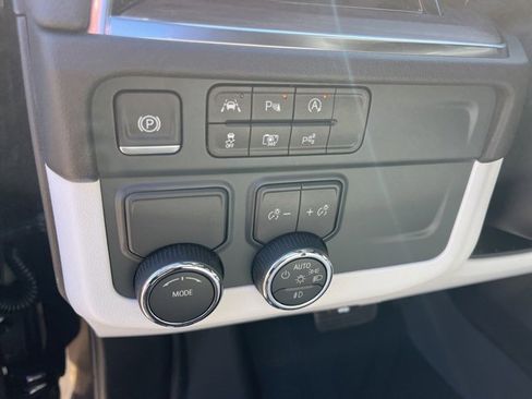 New 2025 Chevrolet Suburban Premier image 21